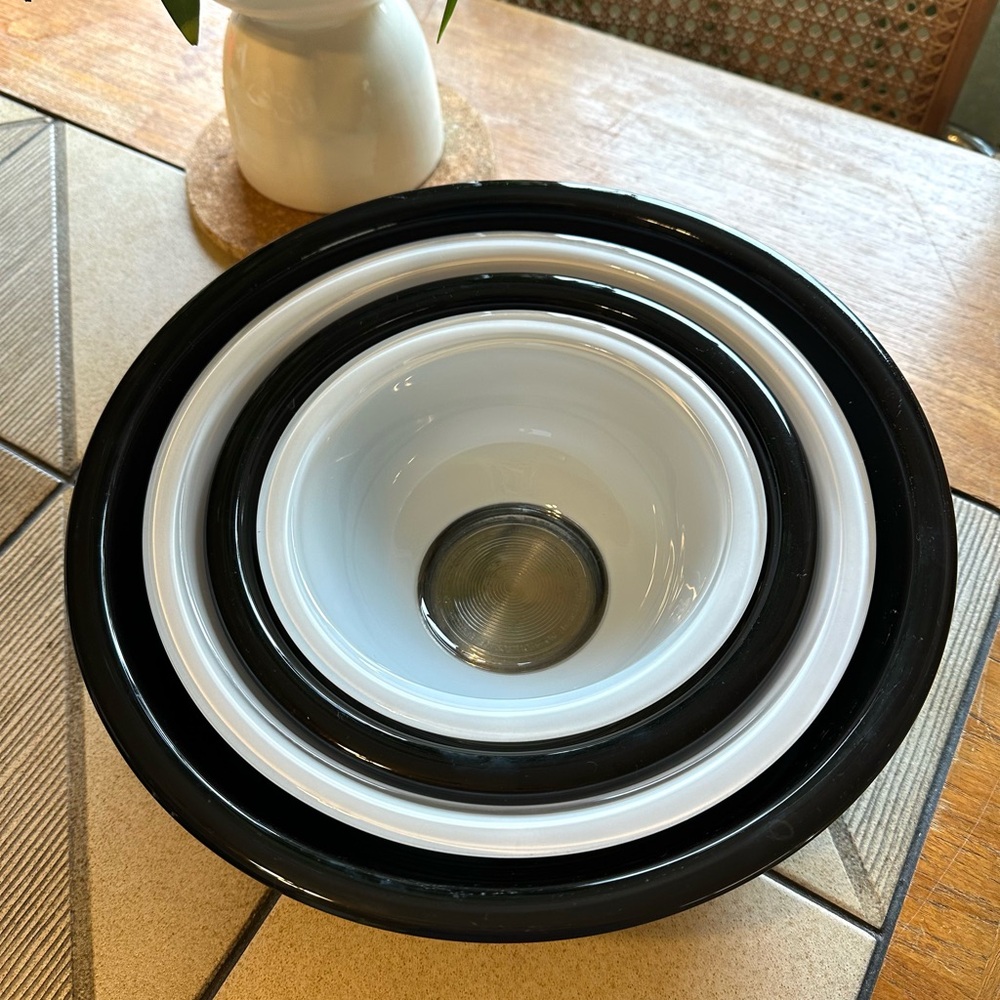 Pyrex Black and White Mixing Bowl Complete Set